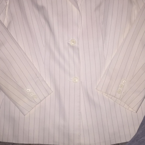 Pin stripe suite - Picture 3 of 4